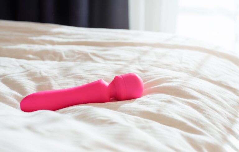 Így változtatja meg a marketing és pszichológia a vibrátorok megítélését pink vibrator on the bed