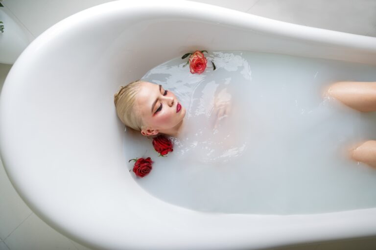 Miért hasznosak a masszírozó gépek? portrait of sexy girl in a bath with milk