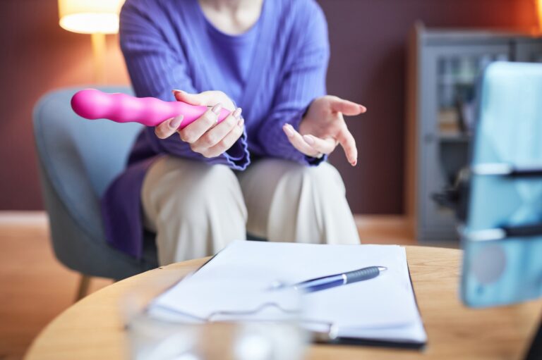 Vibrátor tanácsadó – Segítünk választani Sexologist Recommending Using Vibrator