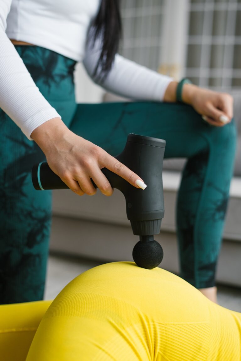 Hogyan használd kreatívan a masszírozó (wand) vibrátort? Female Massage Therapist does Massage Exercises on the Hips with the Help of Shock Vibrator Massager