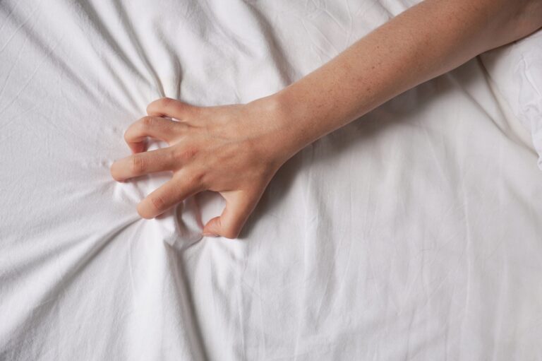Így lesz jó a szex sok év kihagyás után hand of unrecognizable woman grabs bed sheet during sex