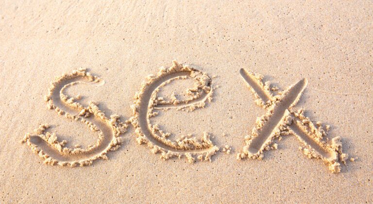 7 dolog, amely tönkreteszi a szexuális életedet word "sex" written on beach sand